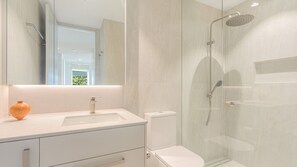 Douche, serviettes fournies