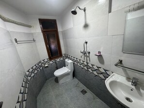 Shower, slippers, towels - Hotel Silver Jubilee (Chibahal)