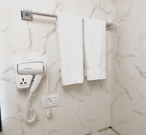Habitación doble clásica, vista a la ciudad | Baño | Amenidades de baño gratuitas, secadora de cabello, toallas, jabón 