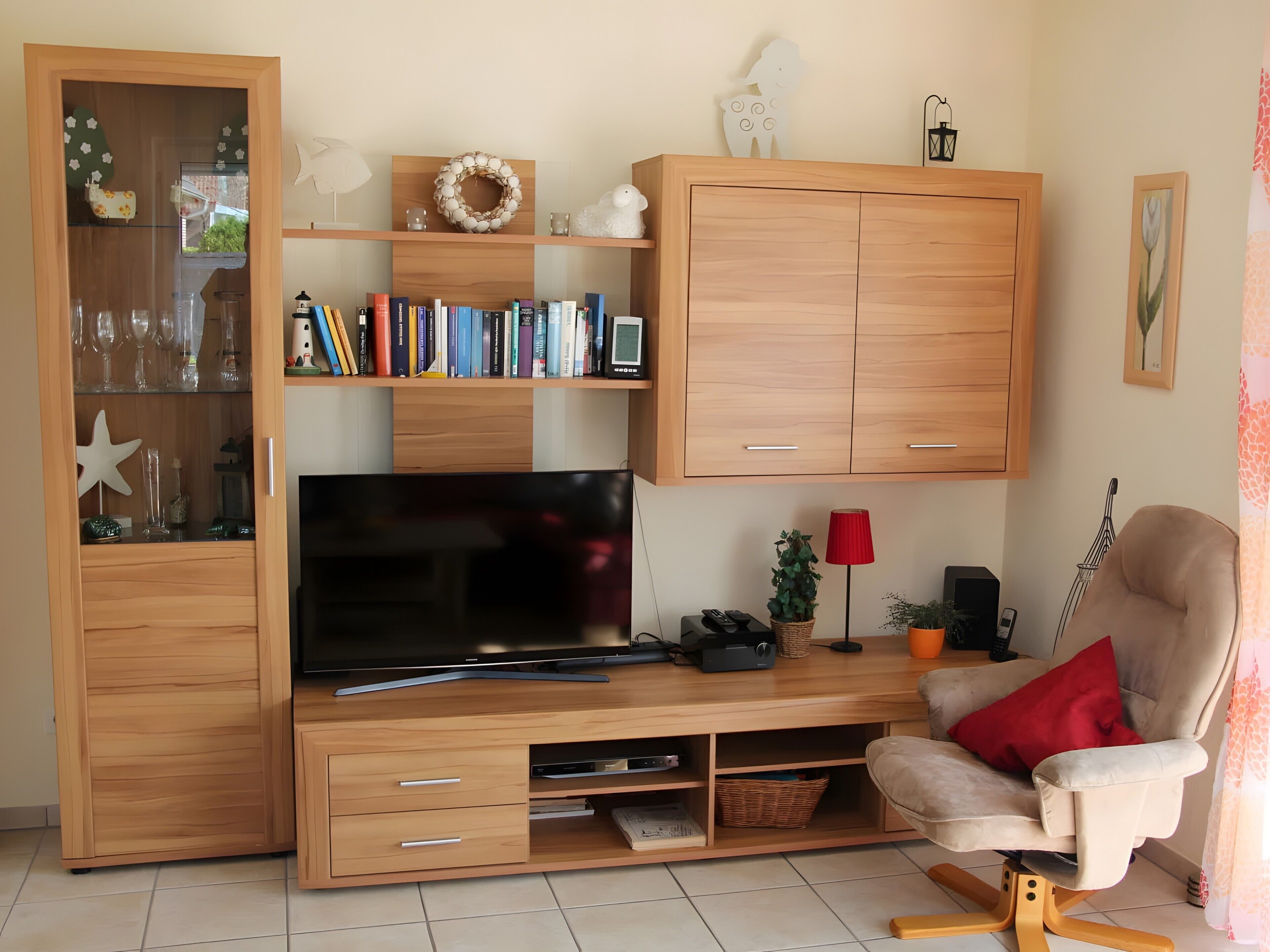 Fernseher, DVD-Player, Tischtennisplatte, Stereoanlage
