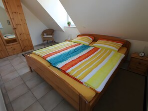 Iron/ironing board, WiFi - Holiday Home Wattlöper Rechts with Terrace, Wi-Fi, Wallbox & Beach Chair by the Sea (Wittmund)