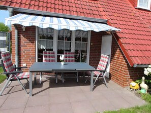 Outdoor dining - Holiday Home Wattlöper Rechts with Terrace, Wi-Fi, Wallbox & Beach Chair by the Sea (Wittmund)