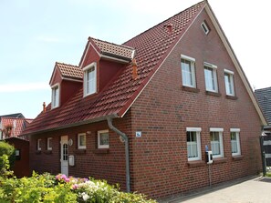 Exterior - Holiday Home Wattlöper Rechts with Terrace, Wi-Fi, Wallbox & Beach Chair by the Sea (Wittmund)