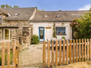 Outdoor dining - Charming cottage in nature, with wifi (Le Pin)