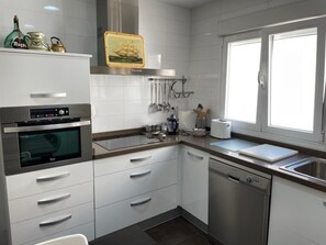 Kühlschrank, Mikrowelle, Wasserkocher mit Kaffee-/Teezubehör, Toaster