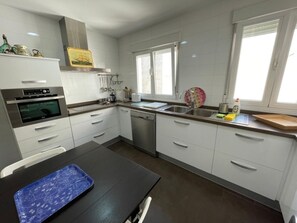 Kühlschrank, Mikrowelle, Wasserkocher mit Kaffee-/Teezubehör, Toaster