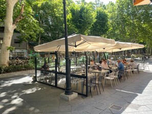 Outdoor dining - Elegant apartment with Sierra Nevada view - 6 guests (Granada)
