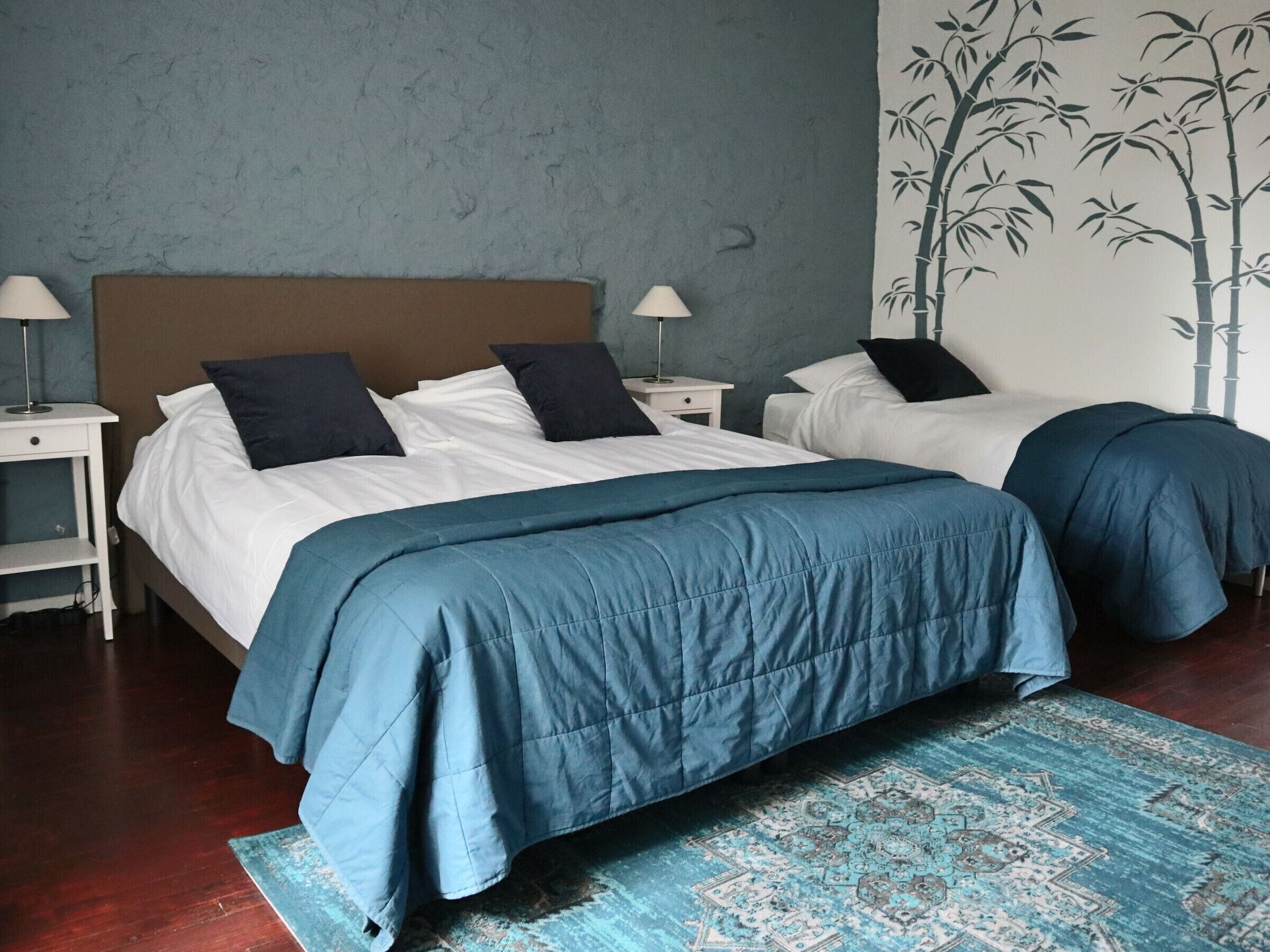 1 bedroom, bed sheets