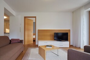 TV, foosball, table tennis, books - Apartments Schwarzlehen Idyllic time-out with organic pool surrounded by green nature (Naturno)