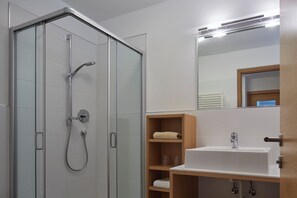 Shower, hair dryer, towels, soap - Apartments Schwarzlehen Idyllic time-out with organic pool surrounded by green nature (Naturno)