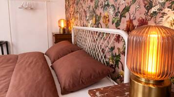 Iron/ironing board, Internet, bed sheets