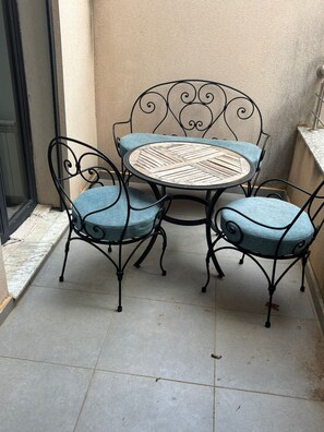 Outdoor dining - Pleasant family apartment f3 in the center of hydra (Hydra)