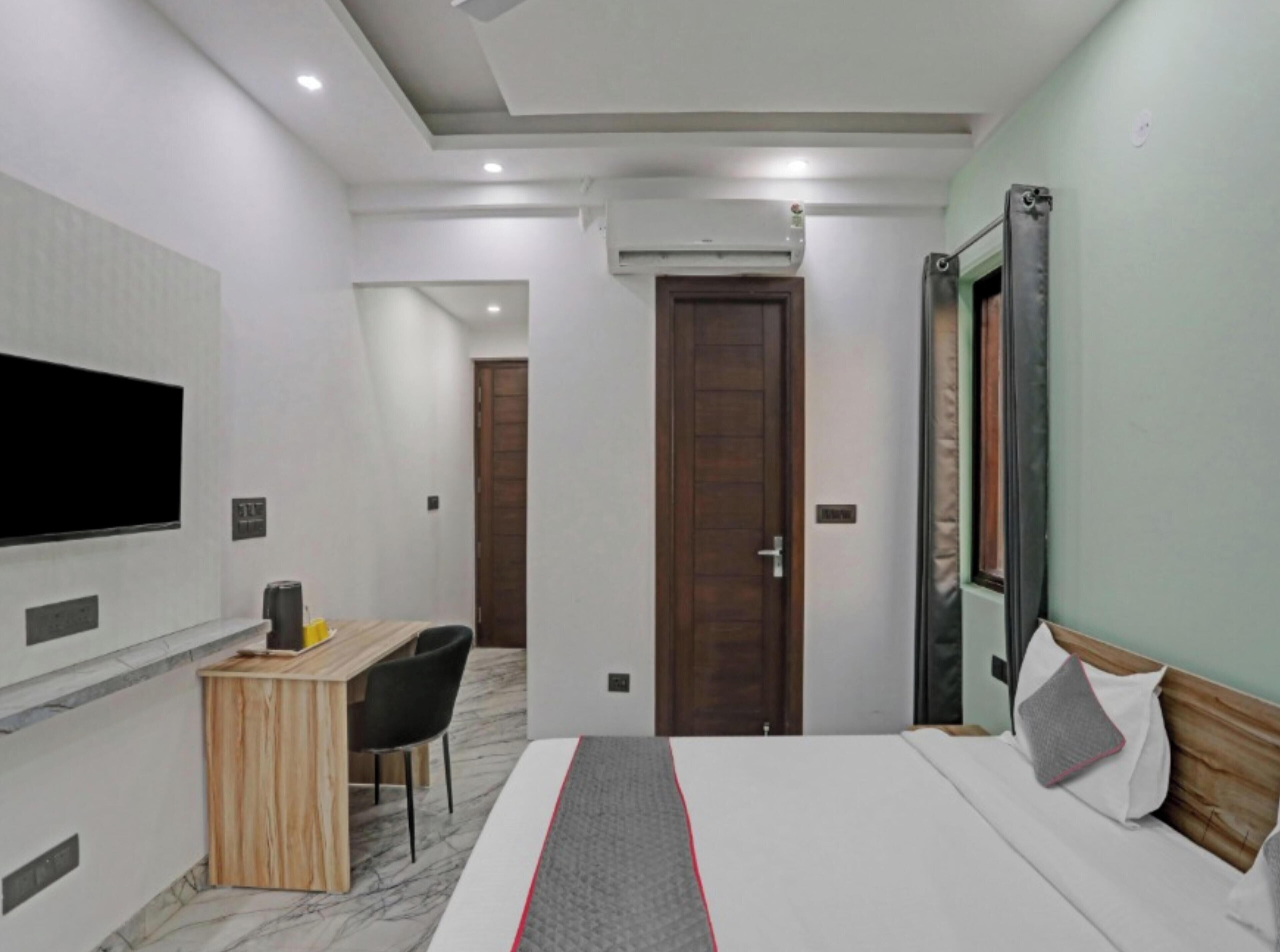 Deluxe Double Room, City View | Desk, laptop workspace, iron/ironing board, free WiFi