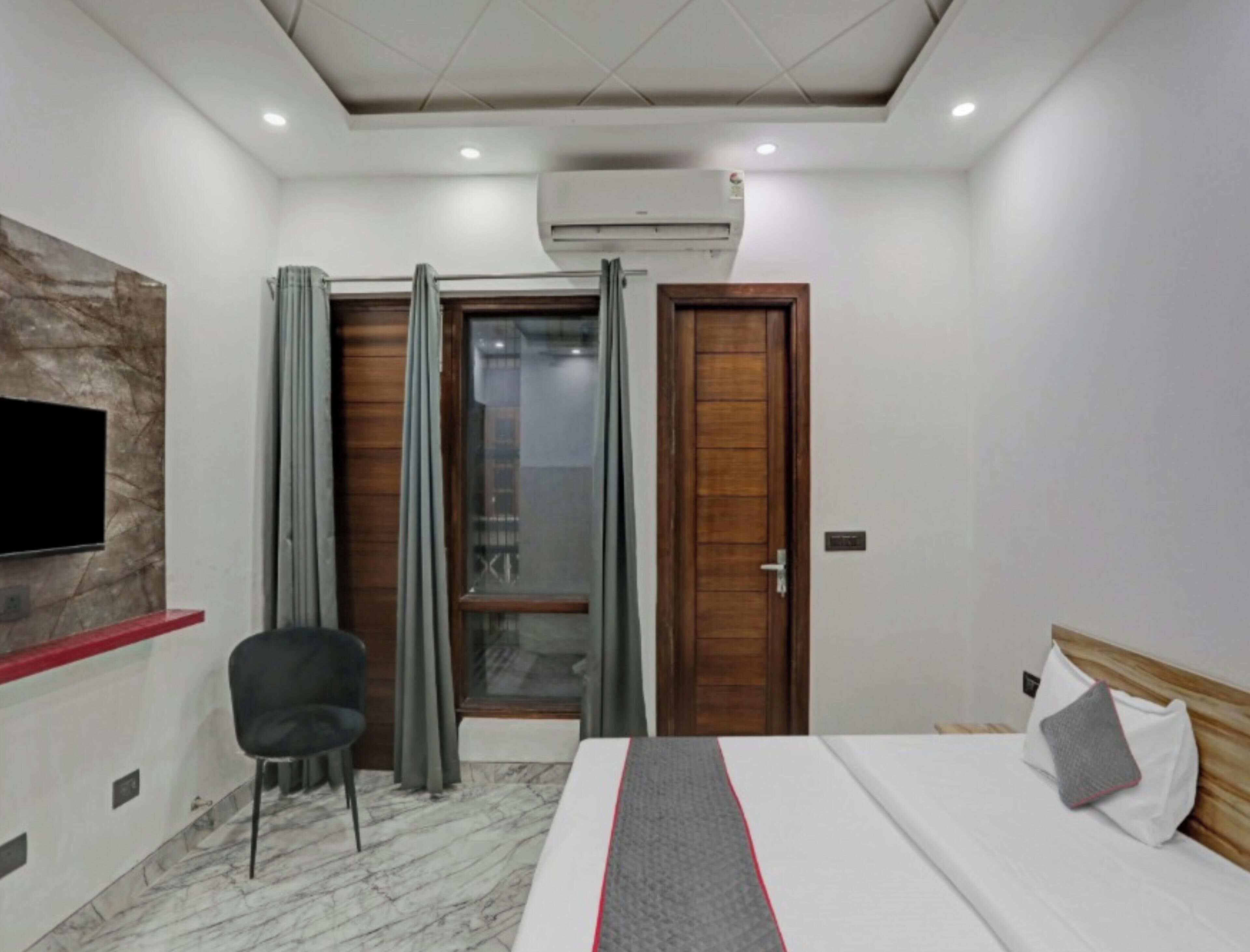 Quarto casal luxo, vista para a cidade | Escrivaninha, espaço de trabalho para notebook