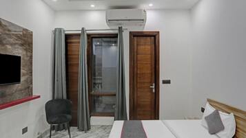 Quarto casal luxo, vista para a cidade | Escrivaninha, espaço de trabalho para notebook