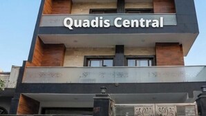 Un edificio de varios pisos con el nombre 'Quadis Central' visible en relieve.