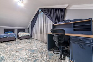 A bedroom with two beds, a desk, and a chair. - Daisy Villa Icmeler Marmaris Private (Marmaris)