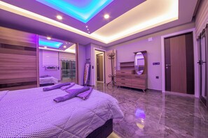 Vila superluxo, sacada, vista para a cidade | Escrivaninha, ferros/tábuas de passar roupa, Wi-Fi de cortesia