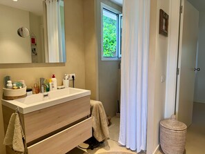Een douche, een haardroger, handdoeken