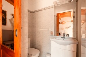 Douche, sèche-cheveux, serviettes fournies