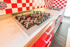 Kühlschrank, Mikrowelle, Ofen, Herdplatte