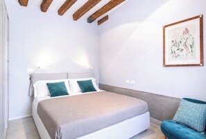 Tabla de planchar con plancha, wifi gratis y ropa de cama 