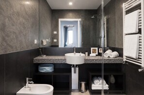 Ducha, secador de pelo, bidet, toallas