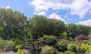 Property grounds - Quiet terraced house in Burgos with garden, river views and good connections (Burgos)
