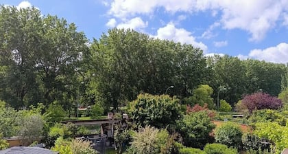 Quiet terraced house in Burgos with garden, river views and good connections