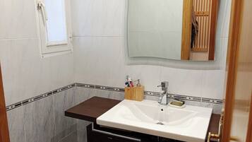 Sèche-cheveux, bidet, serviettes fournies, papier toilette