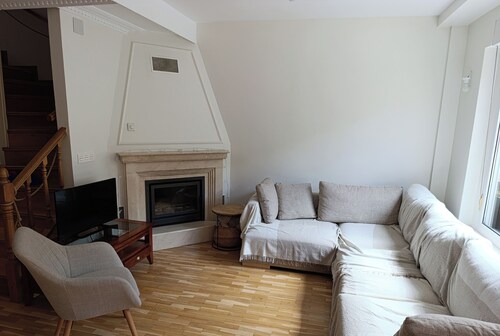 Quiet terraced house in Burgos with garden, river views and good connections