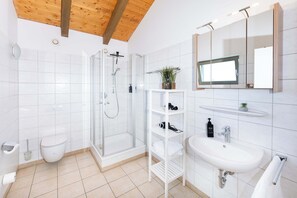 Doccia, asciugacapelli, asciugamani, shampoo