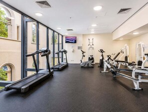A gym with treadmills, elliptical machines, and weight equipment. - Stylish Brisbane City 1BR Apartment Retreat (Brisbane)