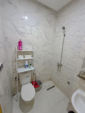 Apartamento Confort, vistas a la montaña | Baño | Zapatillas