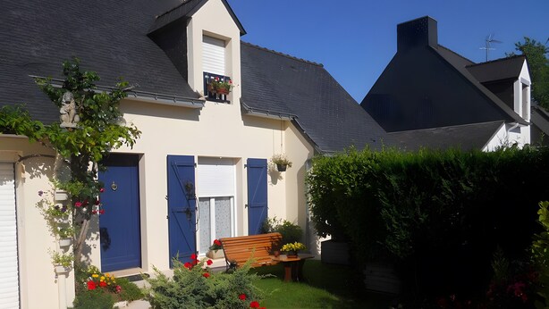 A house with a front garden, a bench, and a small shed. - Holiday Home 'Ty Lydian' with Private Terrace, Private Garden and Wi-Fi (Arradon)