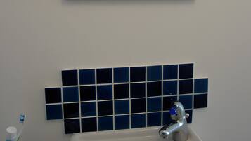 Een douche, een haardroger, handdoeken