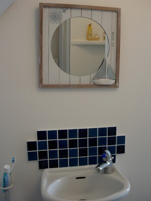 Douche, séchoir à cheveux, serviettes fournies