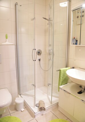 Douche, sèche-cheveux, serviettes fournies, savon