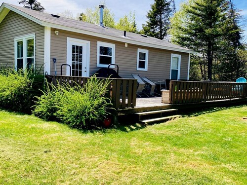 Picturesque Cottage with Spacious Large Backyard and BBQ in Canada