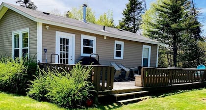 Picturesque Cottage with Spacious Large Backyard and BBQ in Canada