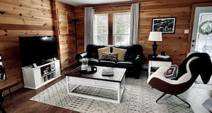 Picturesque Cottage with Spacious Large Backyard and BBQ in Canada