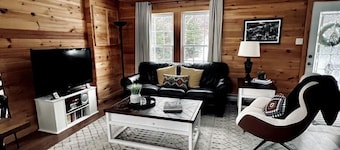 Picturesque Cottage with Spacious Large Backyard and BBQ in Canada