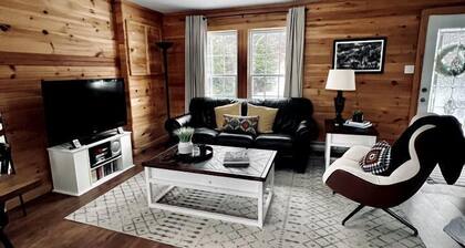 Picturesque Cottage with Spacious Large Backyard and BBQ in Canada