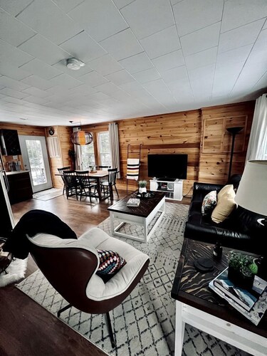 Picturesque Cottage with Spacious Large Backyard and BBQ in Canada