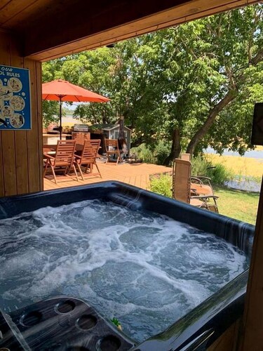 Incredible Waterfront Cottage with Hot-tub, Barbecue and Fire Pit in Portage la Prairie, Manitoba