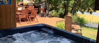 Incredible Waterfront Cottage with Hot-tub, Barbecue and Fire Pit in Portage la Prairie, Manitoba