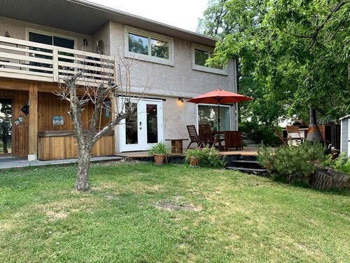 Incredible Waterfront Cottage with Hot-tub, Barbecue and Fire Pit in Portage la Prairie, Manitoba