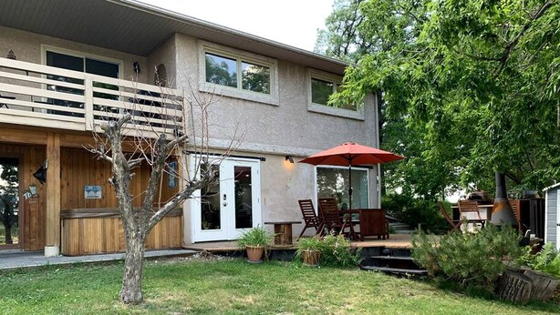 Unclassified image, 1 of 56, button - Incredible Waterfront Cottage with Hot-tub, Barbecue and Fire Pit in Portage la Prairie, Manitoba (Portage la Prairie)