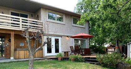 Incredible Waterfront Cottage with Hot-tub, Barbecue and Fire Pit in Portage la Prairie, Manitoba