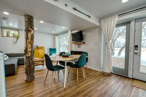 Unclassified image, 5 of 56, button - Incredible Waterfront Cottage with Hot-tub, Barbecue and Fire Pit in Portage la Prairie, Manitoba (Portage la Prairie)